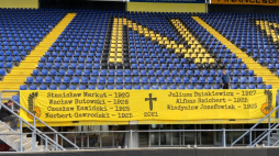Żołnierze 1 Polskiej Dywizji Pancernej, którzy odeszli w 2020 i 2021 r., uhonorowani przez kibiców NAC Breda dwoma specjalnymi transparentami. Źródło: www.facebook.com/NACnl