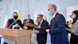 Marian Turski (3P) podczas uroczystości wręczenia Nagrody im. ks. Stanisława Musiała za rok 2020 w Akademii Ignatianum w Krakowie. Fot. PAP/Art Service 2