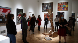 Dyrektor muzeum Andrzej Szczerski (2L) podczas otwarcia wystawy stałej „XX + XXI. Galeria Sztuki Polskiej” w gmachu głównym Muzeum Narodowego w Krakowie. Fot. PAP/Ł. Gągulski