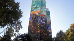 Mural w Łodzi przedstawiający Wiedźmina autorstwa Jakuba Rebelki. Fot. PAP/R. Zawistowski