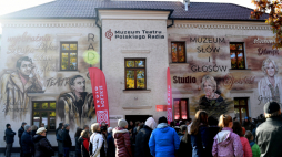 Mural z wizerunkiem aktorów: Magdaleny Zawadzkiej, Grażyny Barszczewskiej, Gustawa Holoubka i Zbigniewa Zapasiewicza na elewacji Muzeum Teatru Polskiego Radia – Muzeum Słów i Głosów. Fot. PAP/D. Delmanowicz