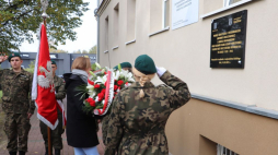 Uroczystość odsłonięcia tablicy poświęconej nauczycielom Antoninie Chrzczonowicz i Janowi Włodarskiemu na budynku Szkoły Podstawowej nr 114 im. prof. Jana Dembowskiego w Łodzi. Fot. Instytut Pamięci Narodowej Oddział w Łodzi