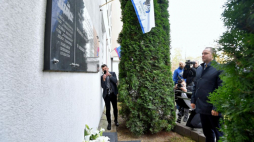 Radom, 26.10.2021. Prezes IPN Karol Nawrocki (P) podczas złożenia kwiatów pod tablicą upamiętniającą strajk w Wyższej Szkole Inżynierskiej w Radomiu w 1981 r., 26 bm. Prezes Instytutu Pamięci Narodowej bierze udział w upamiętnieniu Teresy Grodzińskiej, kpt. Józefa Marjańskiego, strajku w Radomiu w czerwcu 76 r. i protestów na WSI w Radomiu. Fot. PAP/P. Polak