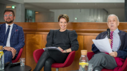 Prezydent Katowic Marcin Krupa (L), dyrektor NOSPR Ewa Bogusz Moore (C) i dyrektor artystyczny NOSPR Lawrence Foster (P) podczas konferencji prasowej nt. programu Narodowej Orkiestry Symfonicznej Polskiego Radia na najbliższe miesiące. Katowice, 07.10.2021. Fot. PAP/A. Grygiel
