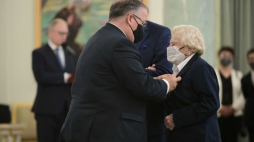 Warszawa, 19.10.2021. Sekretarz stanu w Kancelarii Prezydenta RP Andrzej Dera (L) i uczestniczka powstania warszawskiego Eugenia Skrobska (P) podczas uroczystości wręczenia odznaczeń państwowych, w Pałacu Prezydenckim. Fot. PAP/M. Obara