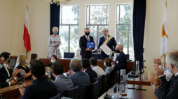 Prezydent RP Andrzej Duda (C), pierwsza dama Agata Kornhauser-Duda (L) oraz burmistrz Pafos Phedonas Phedonos (P) podczas uroczystości wręczenia polskiemu prezydentowi złotego klucza do miasta Pafos. Fot. PAP/M. Marek