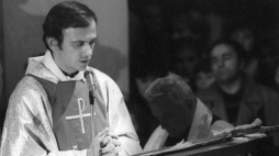 Ks. Jerzy Popiełuszko w kościele św. Stanisława Kostki na Żoliborzu. Warszawa 31.10.1982. Fot. PAP/W. Kryński
