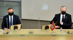 Wilno, Litwa, 19.10.2021. Prezydent RP Andrzej Duda (L) oraz prezydent Litwy Gitanas Nauseda (P) podczas uroczystego posiedzenia litewskiego Sejmu z okazji 230-lecia Zaręczenia Wzajemnego Obojga Narodów. Polska para prezydencka przebywa z oficjalną wizytą w Republice Litewskiej. Fot. PAP/R. Pietruszka