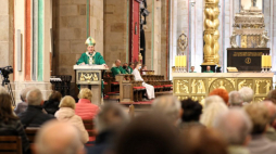 Prymas Polski abp Wojciech Polak podczas mszy świętej w Katedrze Gnieźnieńskiej inaugurującej proces synodalny na etapie diecezjalnym. Fot. PAP/M. Zakrzewski