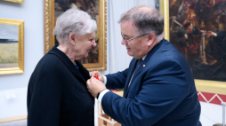 Katarzyna Raczyńska i sekretarz stanu w Kancelarii Prezydenta RP Andrzej Dera. W pałacu w Rogalinie odbyła się uroczystość wręczenia Krzyża Komandorskiego Orderu Odrodzenia Polski córce prezydenta Edwarda Bernarda Raczyńskiego. Fot. PAP/J. Kaczmarczyk
