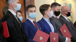 Warszawa, 18.10.2021. Uroczystość powołania Rady Dialogu z Młodym Pokoleniem II kadencji, w siedzibie Kancelarii Prezesa Rady Ministrów w Warszawie. Rada to pierwszy w historii ustawowo umocowany organ stałego dialogu pomiędzy najważniejszymi instytucjami Państwa a młodym pokoleniem Polaków. Fot. PAP/P. Supernak