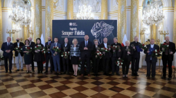 Laureaci podczas uroczystości wręczenia nagród „Semper Fidelis” na Zamku Królewskim. Warszawa, 08.10.2021. Fot. PAP/W. Olkuśnik