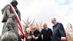 Honorowy przewodniczący budowy pomnika, wiceminister spraw zagranicznych Piotr Wawrzyk (2P), sybiraczka Halina Rutecka (4P) oraz urodzeni na zesłaniu Jan Masternak (P) i Stanisław Wierzbicki (3P) podczas odsłonięcia pomnika Matki Polki Sybiraczki w Kielcach. Fot. PAP/P. Polak