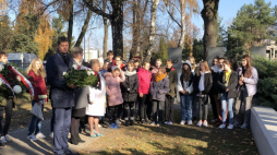 Finał akcji MEiN „Szkoła Pamięta” z udziałem wiceministra Dariusza Piontkowskiego oraz uczniów klas VII i VIII ze Szkoły Podstawowej nr 1 im. ppłk. pil. Mariana Pisarka w Radzyminie. Źródło: Ministerstwo Edukacji i Nauki