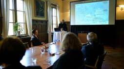 Lund, Szwecja, 12.10.2021. Wicepremier, minister kultury, dziedzictwa narodowego i sportu Piotr Gliński (P) podczas wizyty w Polskim Instytucie Źródłowym Biblioteki Uniwersyteckiej w Lund. Wicepremier Piotr Gliński jest z wizytą w Szwecji, gdzie weźmie udział w Międzynarodowym Forum na temat Holokaustu. Fot. PAP/M. Obara 