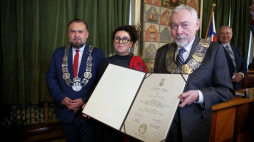 Pisarka, eseistka, poetka, laureatka literackiego Nobla Olga Tokarczuk (C), przewodniczący rady miasta Dominik Jaśkowiec (L) i prezydent Krakowa Jacek Majchrowski (2P) podczas uroczystej sesji Rady Miasta. 08.10.2021. Fot. PAP/Ł. Gągulski