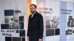 Gdańsk, 19.10.2021. Autor wystawy dr Jan Hlebowicz podczas wernisażu wystawy biograficznej „Ks. Józef Waląg. Uniżać się nie będę…”, w Archikatedrze Oliwskiej w Gdańsku. Fot. PAP/A. Warżawa