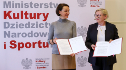 Wiceminister kultury, dziedzictwa narodowego i sportu, generalny konserwator zabytków Magdalena Gawin (L) oraz dyrektor generalna Krajowego Ośrodka Wsparcia Rolnictwa Małgorzata Gośniowska-Kola (P) podczas podpisania porozumienia między Generalnym Konserwatorem Zabytków a KOWR w sprawie współpracy w zakresie ochrony dziedzictwa kulturowego. Fot. PAP/Z. Bichniewicz