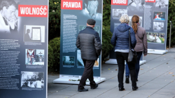 Wystawa plenerowa pt. "Dekalog księdza Jerzego" na terenie parafii św. Stanisława Kostki w Warszawie. Fot. PAP/T. Gzell