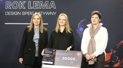 Laureatka nagrody głównej Karolina Kruszewska (P), dyrektor Departamentu Własności Intelektualnej i Mediów Ministerstwa Kultury, Dziedzictwa Narodowego i Sportu Katarzyna Falkowska-Gołębiewska (L) i prezes Instytutu Wzornictwa Przemysłowego Agnieszka Wasilewska (P) podczas gali wręczenia nagród w konkursie Young Design. Fot. PAP/T. Gzell