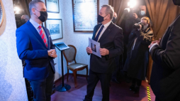 Poznań, 22.11.2021. Goszczący w Poznaniu, 22 bm. wiceprezes Rady Ministrów, minister kultury i dziedzictwa narodowego Piotr Gliński (C) zwiedza Muzeum Powstania Wielkopolskiego. Obok - dyrektor Wielkopolskiego Muzeum Niepodległości Przemysław Terlecki (L). Fot. PAP/J. Kaczmarczyk