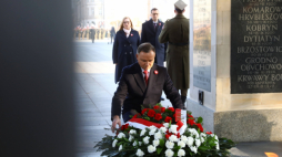Warszawa, 11.11.2021. Prezydent RP Andrzej Duda (C) składa wieniec przed Grobem Nieznanego Żołnierza podczas uroczystości na pl. Piłsudskiego w Warszawie, 11 bm. Trwają obchody Narodowego Święta Niepodległości. Fot. PAP/R. Guz