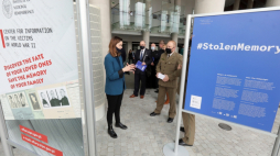 Białystok, 04.11.2021. Otwarcie wystawy „#StolenMemory – Skradziona Pamięć”. Fot. PAP/A. Reszko