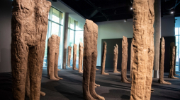 Warszawa, 19.10.2021. Rzeźba Magdaleny Abakanowicz "Tłum III" prezentowana na wystawie przedaukcyjnej "Rzeźba i formy przestrzenne" w domu aukcyjnym Desa Unicum. Fot. PAP/A. Lange