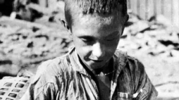 Zygmunt Aksienow, „Chłopiec z kanarkiem” z kronik filmowych Juliena Bryana z obrony Warszawy w 1939 r. Źródło: www.facebook.com/archiwum.akt.nowych