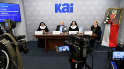 Dyrektor Archiwum Zgromadzenia Sióstr Franciszkanek Rodziny Maryi s. dr Antonietta Frącek (L), ks. dr Robert Ogrodnik z PAN (2L), przełożona generalna Zgromadzenia Sióstr Franciszkanek Rodziny Maryi s. Janina Kierstan (2P) oraz dziennikarka Alina Petrowa Wasilewicz podczas konferencji nt. Roku św. abp. Zygmunta Szczęsnego Felińskiego. Fot. PAP/P. Nowak