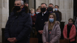 Prezydent Andrzej Duda (C) podczas mszy świętej w katedrze na Wawelu w Krakowie w Dzień Wszystkich Świętych. Fot. PAP/Ł. Gągulski 