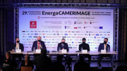 Wicepremier, minister kultury i dziedzictwa narodowego Piotr Gliński (C), animator kultury filmowej Bartosz Solarewicz (L), prezydent Torunia Michał Zaleski (2L), dyrektor Europejskiego Centrum Filmowego CAMERIMAGE Kazimierz Suwała (P) oraz prezes Fundacji Tumult Marek Żydowicz (2P). Toruń, 19.11.2021. Fot. PAP/L. Szymański