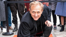 Łódź, 18.11.2021. Aktor Andrzej Chyra podczas odsłonięcia swojej gwiazdy w Łódzkiej Alei Gwiazd na ul. Piotrkowskiej. Fot. PAP/G. Michałowski