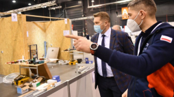 Minister edukacji i nauki Przemysław Czarnek (L) podczas zawodów SkillsPoland 2021 w Centrum Wystawienniczo-Kongresowym AmberExpo w Gdańsku. Fot. PAP/A. Warżawa