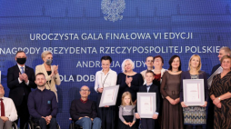 Warszawa, 22.11.2021. Prezydent RP Andrzej Duda (L) i pierwsza dama RP Agata Kornhauser-Duda (3L) z przedstawicielami instytucji, wyróżnionych Nagrodami Prezydenta RP „Dla Dobra Wspólnego” podczas uroczystej gali w Pałacu Prezydenckim w Warszawie. Fot. PAP/L. Szymański