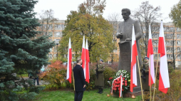 Prezydent RP Andrzej Duda (C) składa wieniec pod pomnikiem Ignacego Daszyńskiego przy placu Na Rozdrożu. Warszawa, 11.11.2020. Fot. PAP/R. Pietruszka