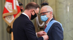 Obchody Święta Niepodległości. Prezydent RP Andrzej Duda (L) oraz odznaczony Orderem Orła Białego poeta i wydawca Jan Polkowski (P). Warszawa, 11.11.2021. Fot. PAP/R. Pietruszka
