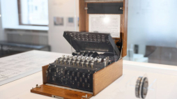 Warszawa, 09.11.2021. Przenośna elektromechaniczna maszyna szyfrująca Enigma, prezentowana podczas uroczystego otwarcia wystawy pt. „Enigma. Zagadka rozwiązana” w Galerii Kordegarda w Warszawie. Fot. PAP/L. Szymański