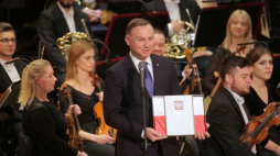 Prezydent Andrzej Duda (C) podczas koncertu jubileuszowego Orkiestry Symfonicznej Filharmonii Warmińsko-Mazurskiej im. Feliksa Nowowiejskiego z okazji 75-lecia filharmonii w Olsztynie. Fot. PAP/T. Waszczuk