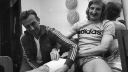 Murrhardt 01.07.1974. Lekarz reprezentacji Polski w piłce nożnej dr Janusz Garlicki (L) i piłkarz Andrzej Szarmach (P) po meczu z reprezentacją Jugosławii na Mistrzostwach Świata RFN '74. Fot. PAP/S. Jakubowski