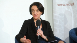 Warszawa, 22.11.2021. Podsekretarz stanu w Ministerstwie Kultury i Dziedzictwa Narodowego, Generalny Konserwator Zabytków Magdalena Gawin podczas konferencji prasowej, poświęconej konkursom „Zabytek zadbany” i „Samorząd dla dziedzictwa”, organizowanej przez Narodowy Instytut Dziedzictwa w Centrum Prasowym Foksal w Warszawie. Fot. PAP/R. Guz