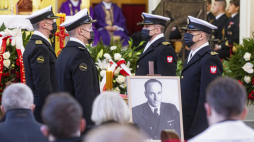 Msza pogrzebowa w intencji śp. kmdr. Adama Stanisława Rychla, mata Karola Martyńskiego i st. mar. Henryka Zająca w Kościele Garnizonowym MW pw. Matki Boskiej Częstochowskiej w Gdyni Oksywiu. Fot. PAP/P. Wittman