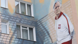 Warszawa, 09.11.2021. Mural upamiętniający najwybitniejszego polskiego trenera piłkarskiego Kazimierza Górskiego, który został odsłonięty 9 bm. w Warszawie. Mural znajduje się na bloku przy ulicy Madalińskiego 49/51 w Warszawie, gdzie mieszkał legendarny szkoleniowiec. Fot. PAP/L. Szymański
