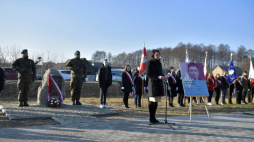 Podsekretarz stanu w Ministerstwie Kultury i Dziedzictwa Narodowego, Generalny Konserwator Zabytków Magdalena Gawin podczas uroczystości odsłonięcia tablicy upamiętniającej kolejarza Jana Maletkę na terenie byłej stacji kolejowej w Treblince. Fot. PAP/P. Piątkowski