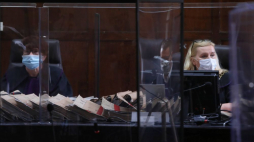 Sędzia Agnieszka Jarosz (P) w Sądzie Okręgowym w Warszawie, początek procesu trzech mężczyzn Roberta S., Marcina B. i Dariusza S. oskarżonych w sprawie zabójstwa małżeństwa Jaroszewiczów. 19.08.2020. Fot. PAP/T. Gzell 