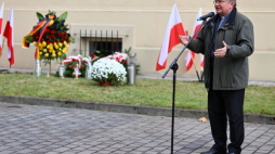  Kraków, 08.11.2021. Rektor Akademii Ignatianum ks. Józef Bremer, 8 bm. podczas uroczystości złożenia kwiatów pod znajdującą się na ścianie Willi Zofiówka w Krakowie tablicą, upamiętniającą aresztowanie przez niemieckich okupantów 25 jezuitów z kolegium krakowskiego. 8 listopada przypada 82. rocznica aresztowania. Fot. PAP/Art Service