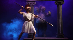 Chirurg Szpitala Specjalistycznego im. Ludwika Rydygiera w Krakowie Anna Chrapusta podczas sesji zdjęciowej w Teatrze Groteska do charytatywnego kalendarza „Lekarze jak z bajki”. Fot. PAP/Ł. Gągulski