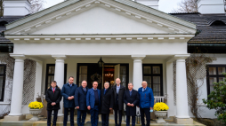 Wicepremier, minister kultury i dziedzictwa narodowego Piotr Gliński (4P) i burmistrz Zakliczyna Dawid Chrobak (2L) biorą udział w ogłoszeniu umowy o objęciu opieką lusławickiego zespołu dworsko-parkowego przez Europejskie Centrum Muzyki Krzysztofa Pendereckiego w Lusławicach. Fot. PAP/P. Topolski