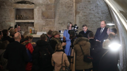 Sekretarz stanu w KPRM, pełnomocnik rządu ds. Polonii i Polaków za granicą Jan Dziedziczak (P-góra) i mer Auxerre Crescent Marault (2P-góra). Fot. PAP/L. Szymański