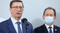 Warszawa, 17.11.2021. Wiceminister edukacji i nauki Włodzimierz Bernacki (P) oraz dyrektor Instytutu Dziedzictwa Myśli Narodowej im. R. Dmowskiego i I. J. Paderewskiego Jan Żaryn (L) podczas konferencji prasowej „Konkurs na najciekawsze prace magisterskie i doktorskie związane z historią ruchu narodowego i katolicyzmu społecznego w Polsce”, w siedzibie Ministerstwa Edukacji i Nauki. Fot. PAP/R. Guz